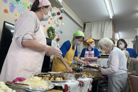 ビュッフェスタイルで特別な昼食…初の試み【デイサービスめぐみ】