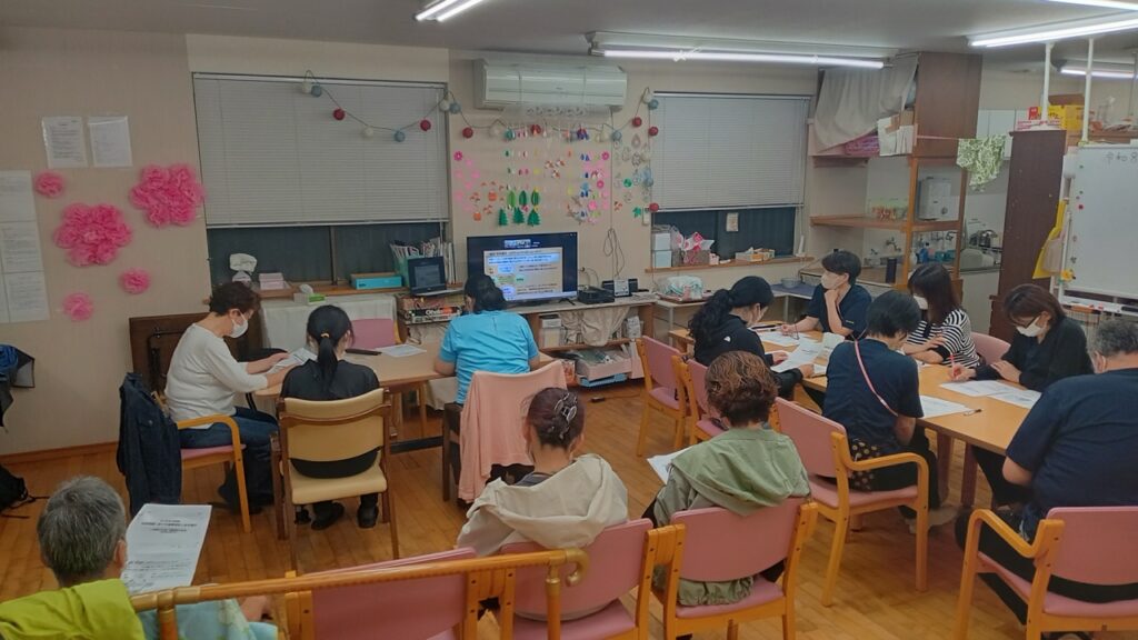 デイサービスめぐみ会場で研修を受ける職員