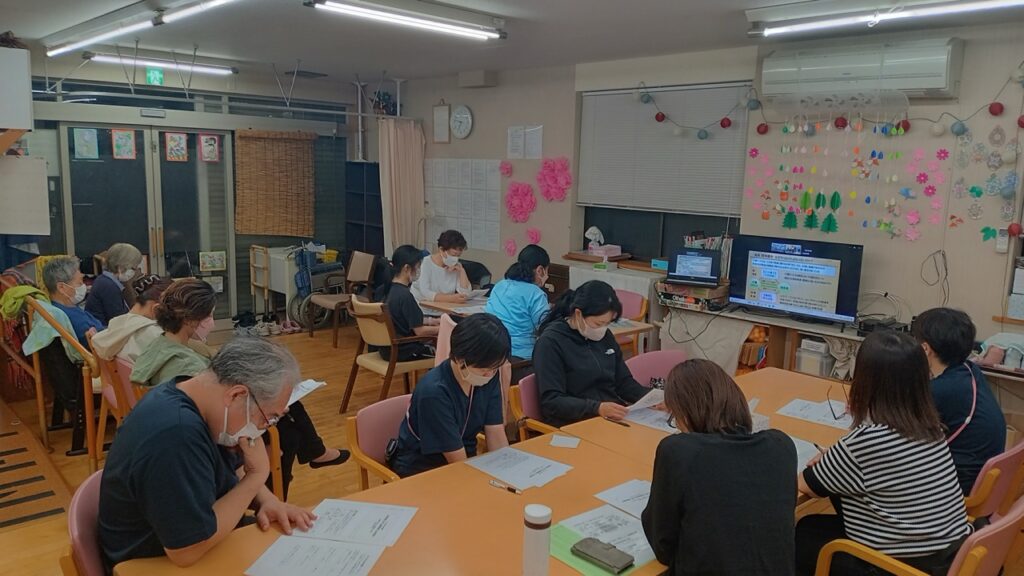 感染症対策のスライドを見ながら受講する職員