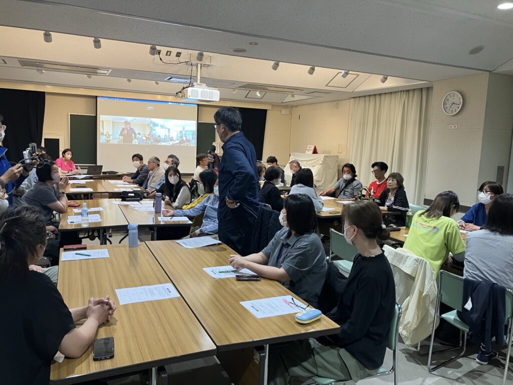 グループワークで話し合った内容を発表する職員